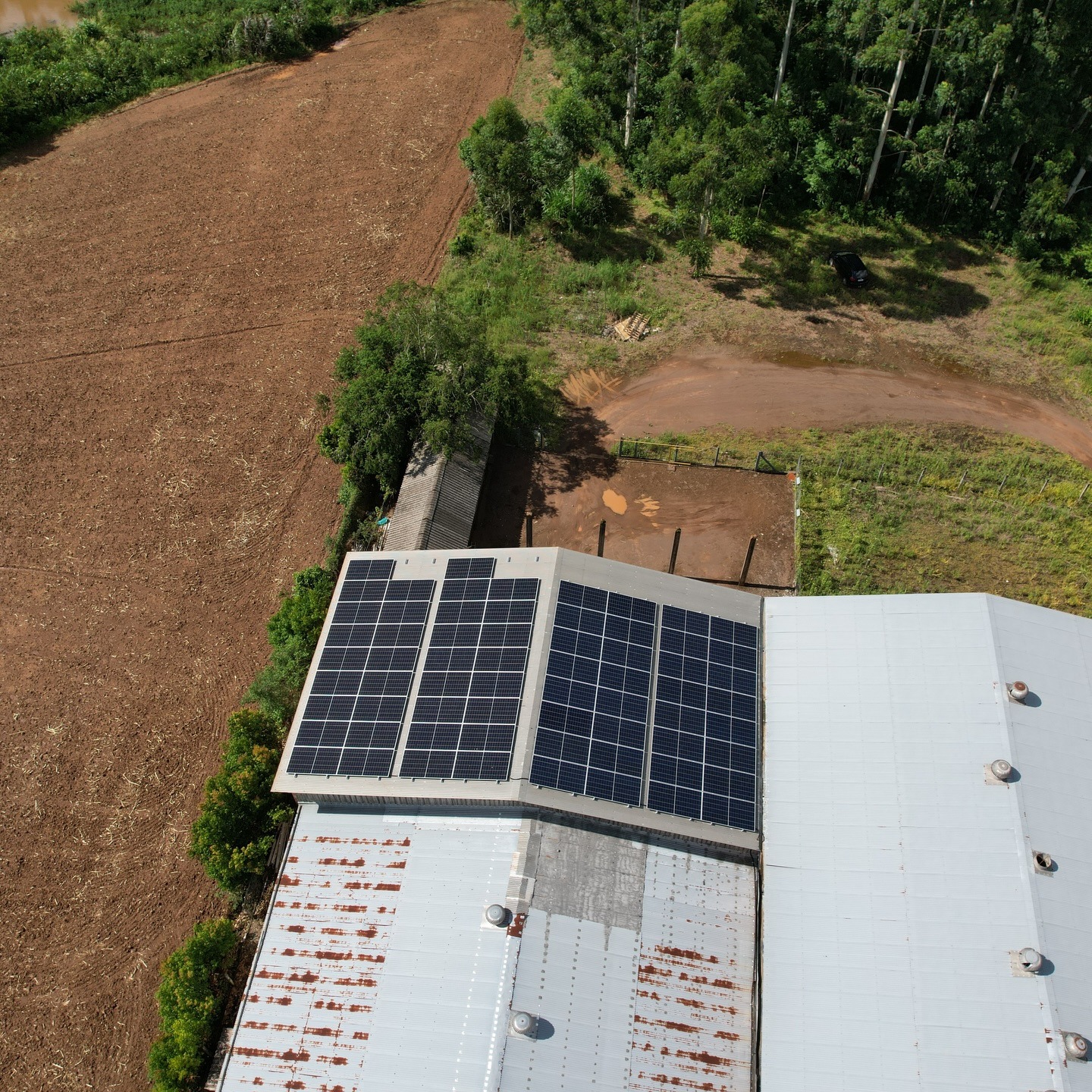 Sistema de energia solar em galpão de propriedade rural instalado pela IPSun