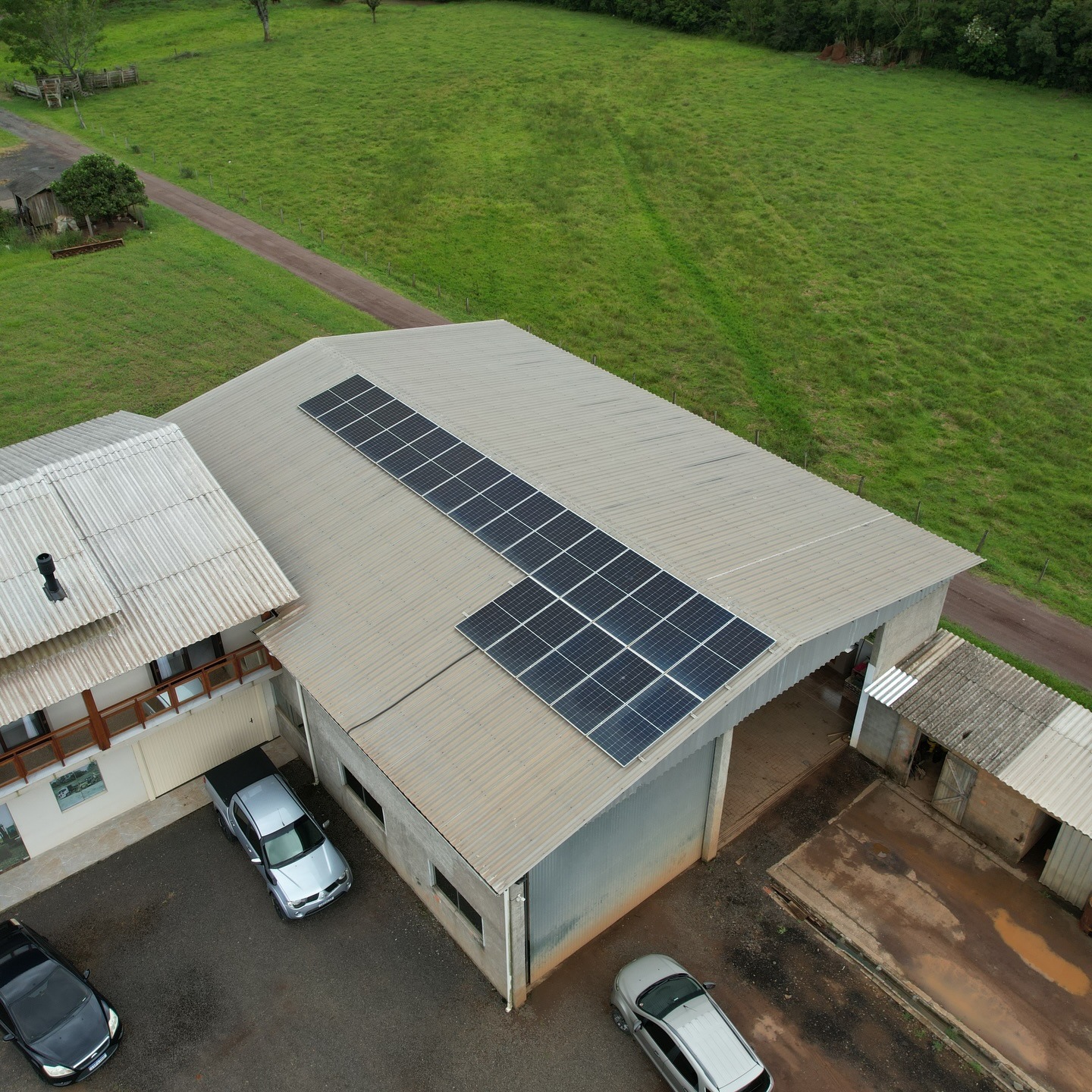 Sistema fotovoltaico empresarial instalado em telhado pela IPSun Energia Renovável