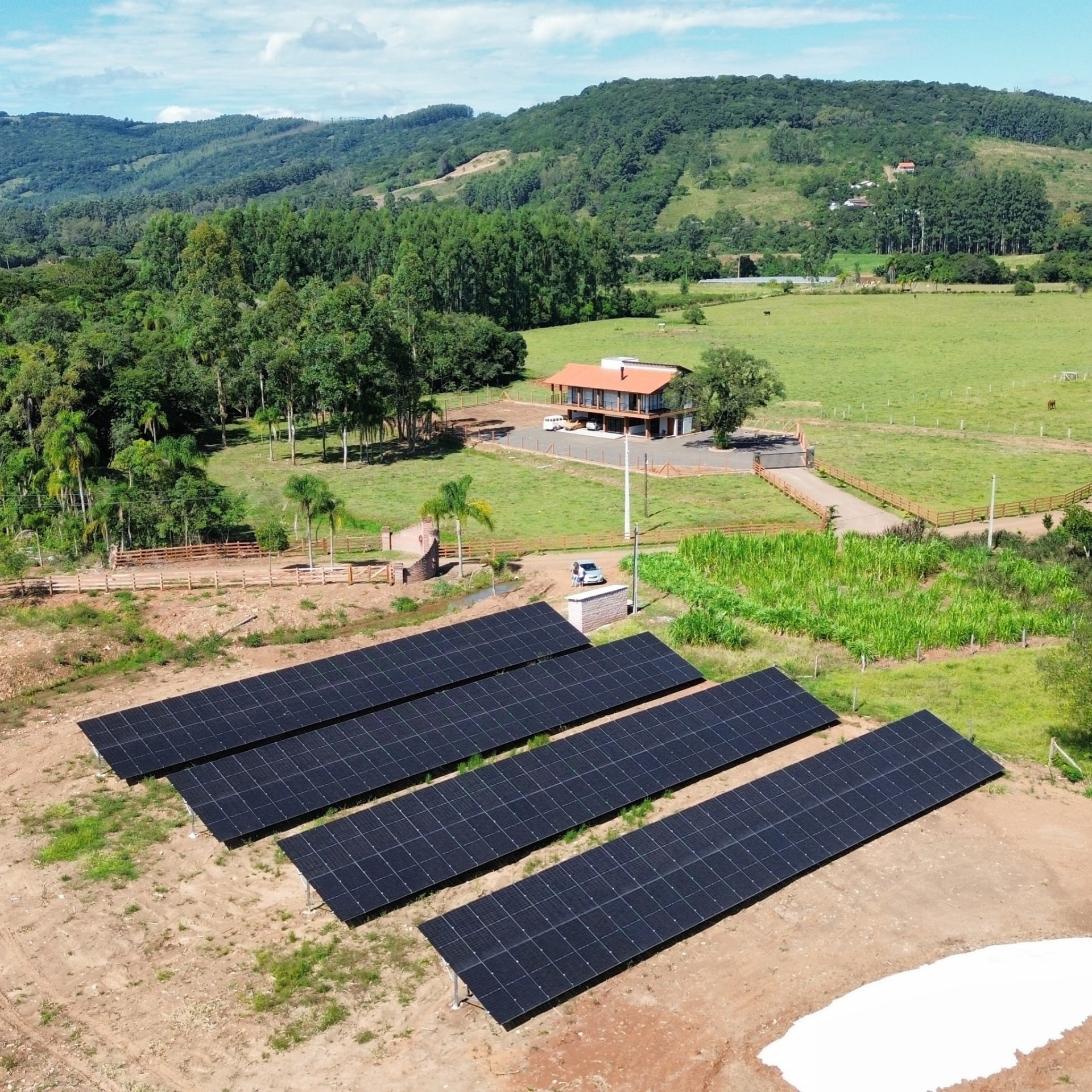 Painéis solares instalados em solo em área rural pela IPSun Energia Renovável