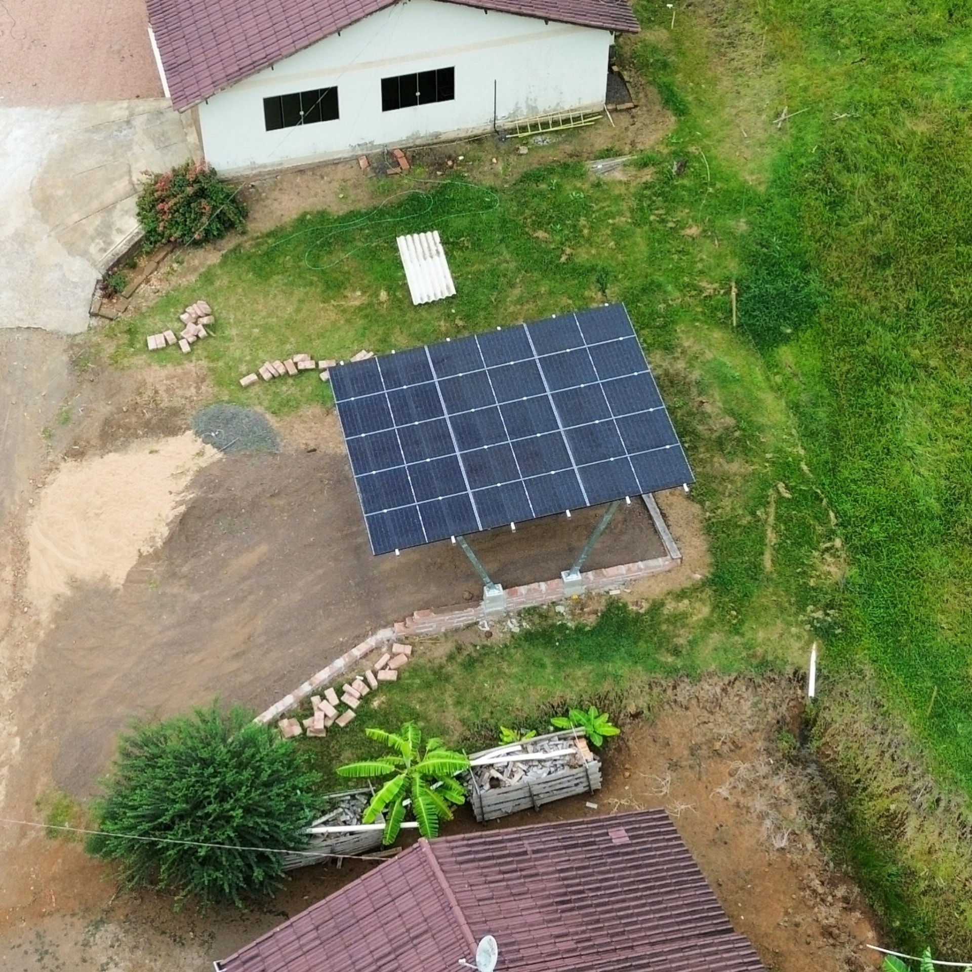 Painéis solares em estrutura no pátio de uma residência instalados pela IPSun