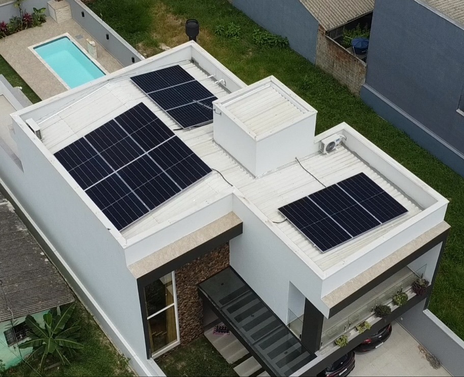 Sistema de energia solar residencial instalado pela IPSun Energia Renovável
