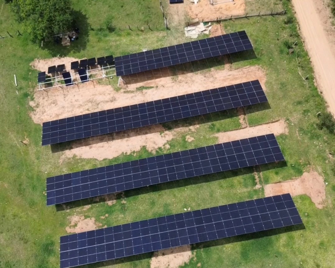 Usina solar em solo com múltiplas fileiras instalada pela IPSun Energia Renovável